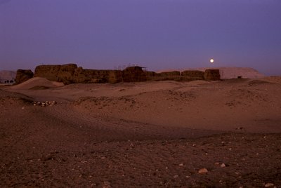 Fuldmånen går ned over Shunet of Khasekhemuy, Abydos, Egypten, 2005 (foto) af Kenneth Garrett