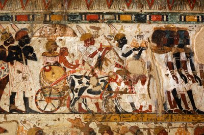 Guldringe bliver tilbudt fra Nubien af nubiere, Huys grav, vicekonge af Kush under Tut..., 2007 (foto) af Kenneth Garrett