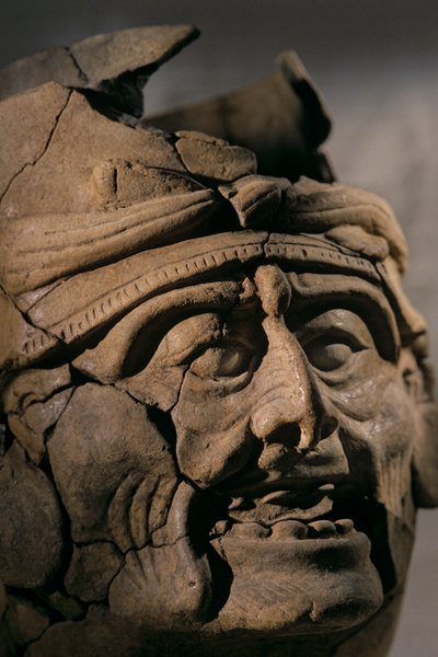 Røgelsesbrænder i form af guds ansigt, keramik, Artefakt fra Aguateca, Maya-hovedstad..., 2006 (foto) af Kenneth Garrett