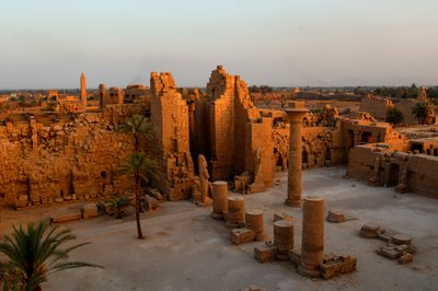 Taharkas kiosk, første gårdhave, Karnak-templet, sorte faraoer, nubiere, Egypten, Lux..., 2007 (foto) af Kenneth Garrett