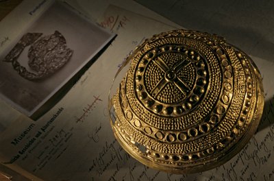 Krottdorf guldhat, himmelskive; bronzealder; oldtidskulturer; Tyskland, 2004 (foto) af Kenneth Garrett