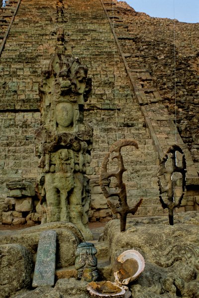 Maya; Copan; Honduras; Temple 26, Heiroglyphic Staircase, Flints, David Stuart fandt offer... af Kenneth Garrett