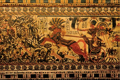 Bemalet æske forestiller Tutankhamon som kriger på stridsvogn jagtende nubiere, 2007 (foto) af Kenneth Garrett