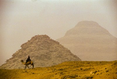 Saqqara; Teti pyramiden; 6. dynasti; Djoser pyramiden (i baggrunden); Egypten af Kenneth Garrett