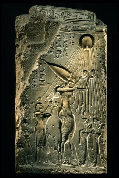 Stele forestiller Akhenaton, Nefertiti og datter med hænderne løftet mod guden Aten, Amarna..., 2009 (foto) af Kenneth Garrett