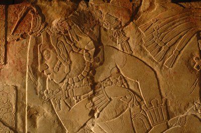 Tronbænk i tempel 19, Palenque, Mexico, udskæring af Akhal Mo Nab, 2005 (foto) af Kenneth Garrett