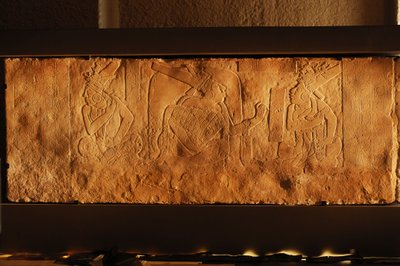 Tronbænk i tempel 19, Palenque, Mexico, udskæring af Akhal Mo Nab, 2005 (foto) af Kenneth Garrett