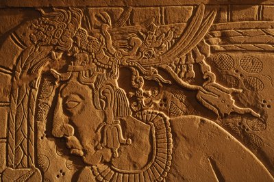 Tronbænk i tempel 21, udskæring af kong Akhal Mo Nab, Palenque, Mexico, 2005 (foto) af Kenneth Garrett