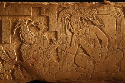 Tronbænk i tempel 21, udskæring af kong Akhal Mo Nab, Palenque, Mexico, 2005 (foto) af Kenneth Garrett