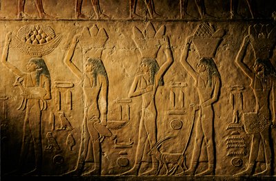 Kvinder bærer brød, fugl, ged og produkter, Tiyes grav, Egypten; Gamle Rige; Saqqa... af Kenneth Garrett