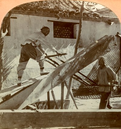 Et kinesisk savværk, Peking, Kina, 1900. af Keystone View Company