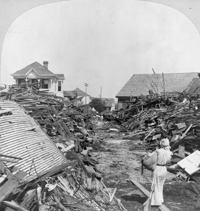 En passage gennem affaldet, nordpå på 19th Street, Galveston af Keystone View Company