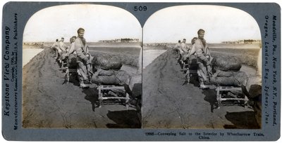 Transport af salt til interiøret med trillebørtog, Kina, 1906 af Keystone View Company