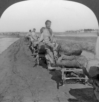 Transport af salt til interiøret med trillebørtog, Kina, 1907 af Keystone View Company