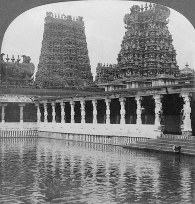 Sacred Gold Lily Lake and Pagodas - Great Temple to Siva, Madura, South India, 1901. af Keystone View Company