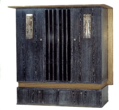 Møbler: Garderobe med musik i sortlakeret eg, guldtræ, sølvmetal og glas udført af Koloman Moser (1868-1918) 1904 Dim. 1,99 m Paris, musee d