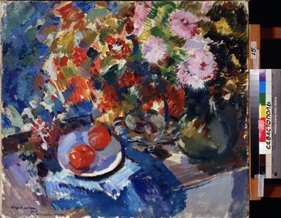Asters og tomater (Asters og tomater). Stilleben, med en stor buket blomster og en tallerken med to tomater, placeret på et bord. Maleri af Konstantin Alexeyevich Korovin (Constantin Korovin) (1861-1939), olie på lærred af Konstantin Alekseevich Korovin