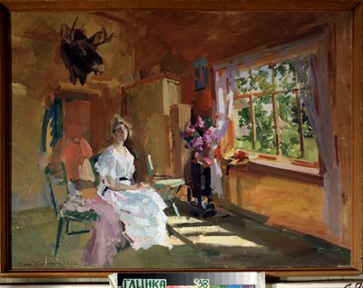 På værelset. Ung kvinde i lys kjole, siddende foran vinduet, hvorigennem vi kan se haven, højsommer. Maleri af Konstantin Alexeyevich Korovin (1861-1939), olie på lærred af Konstantin Alekseevich Korovin