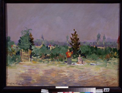 En varm dag i nærheden af ​​Moskva (A Hot Day Near Moscow). Et par på skovtur på landet, manden stående spiller guitar. Maleri af Konstantin Alexeyevich Korovin (Constantin Korovin) (1861-1939), olie på lærred af Konstantin Alekseevich Korovin