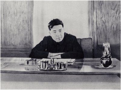 Kammerat Kim Il-sung på sit kontor i Folkerådet i Nordkorea (litho) af Korean Photographer