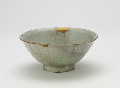 Skål, begyndelsen af 1600-tallet (porcelæn med gennemsigtig, lyseblå glasur, guldlakreparationer) af Korean School