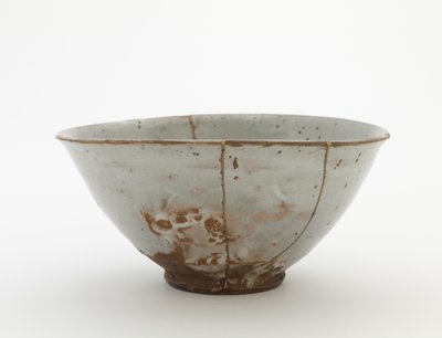 Skål, slutningen af det 16.-begyndelsen af det 17. århundrede (porcelæn med gennemskinnelig glasur, guld- og rødlakreparationer) af Korean School