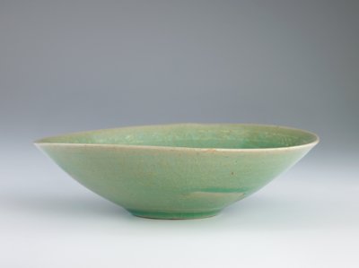 Skål med indlagt dekoration af parret fisk, anden halvdel af 1100-tallet (stentøj med hvidt indlæg under celadon glasur) af Korean School