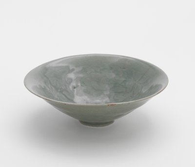Skål med formstøbt pæonvinscroll design, første halvdel af det 12. århundrede (stentøj med celadon glasur) af Korean School