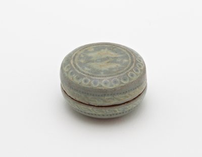 Æske med indlagt design af parrede kraner og skyer, første halvdel af 1200-tallet (stentøj med hvide og sorte indlæg under celadon glasur) af Korean School