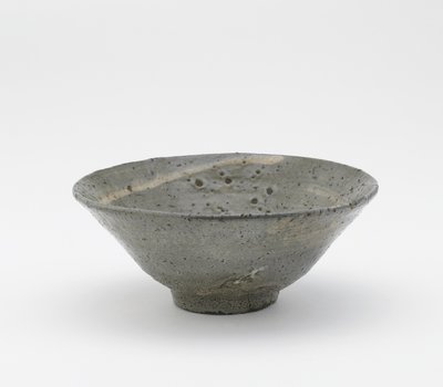 Teskål, Totoya-type, Kyongsang Namdo-provinsen, Korea, Choson-periode, slutningen af det 16.-begyndelsen af det 17. århundrede (stentøj med børstet-slip-dekoration under feldspatisk glasur) af Korean School