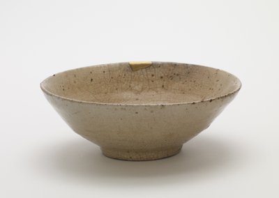 Teskål, anden halvdel af 1500-tallet (stentøj, uglaseret porcelæn, med klar glasur, guldlakreparationer) af Korean School