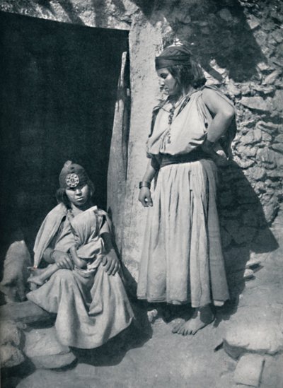 Kabyliske kvinder ved døren til deres bolig nær Middelhavskysten, Algeriet, 1912. af Kuhn