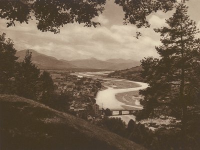 Bad Tölz og Isar-dalen, udsigt fra Golgata; Bad Tölz og Isar-dalen, udsigt fra Kalvarienberg (s/h foto) af Kurt Hielscher