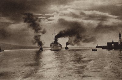 Italien: Napoli, Adgang til havnen (s/h foto) af Kurt Hielscher