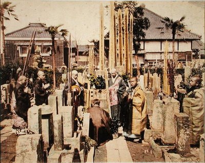 En japansk begravelse (håndfarvet albumintryk) af Kusakabe (attr. to) Kimbei