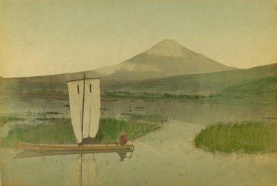 Japan: Fuji-Yama-bjerget (Fuji Yama) med en sejlbåd i forgrunden på Hokome-søen af Kusakabe Kimbei