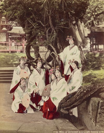 Miko, eller optræder i et tempel, danser i Nara, ca.1890 af Kusakabe Kimbei