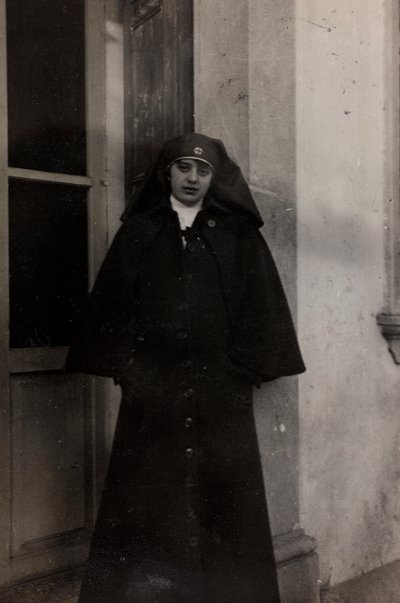 Album af Første Verdenskrig i Friuli-Venezia Giulia: portræt af Røde Kors-sygeplejersken Elena Bianconcini i Villa Brazzà, hjemsted for 17 af krigshospitalet i Soleschiano Manzano (s/h-foto) af L. Verdiani