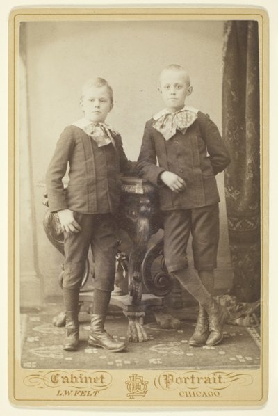 To drenge af L. W. Felt
