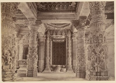 Døråbning og øvre søjler, Delwara-templet, Mount Abu af Lala Deen Dayal