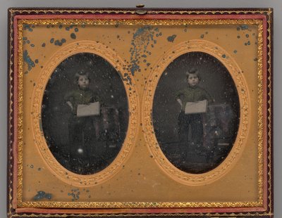 Uden titel portræt af en stående dreng, 1867. af Langenheimer and Weimer