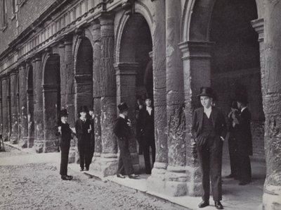 Udenfor Chambers, Eton, venter på, at mestrene kommer ud (s/h-billede) af Laszlo Moholy Nagy