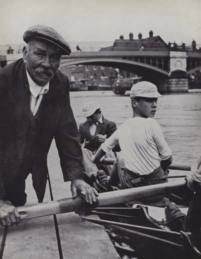 Rafts, Eton, Froggie overvåger indskibningen (s/h-billede) af Laszlo Moholy Nagy