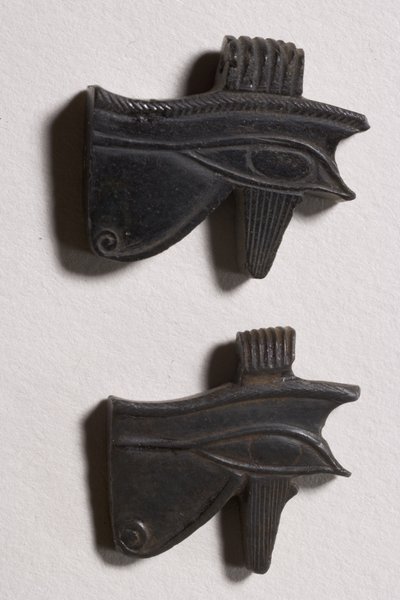 To wedjat øjeamuletter (obsidian) af Late Period Egyptian
