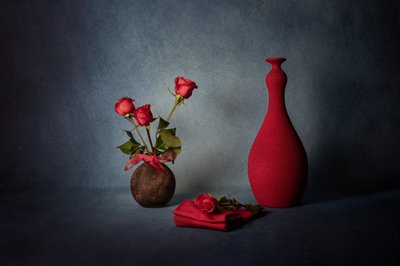 Elegant stilleben med røde roser af Leah Xu