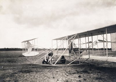 Leon Bollee arbejder på Wright-brødrenes fly, ca. 1909 af Leon Bollee