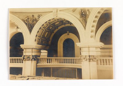 Udsigt over det centrale kammer i Roswell P. Flower Memorial Library, Watertown, New York: Pendsive dekorationer af Leon Dabo