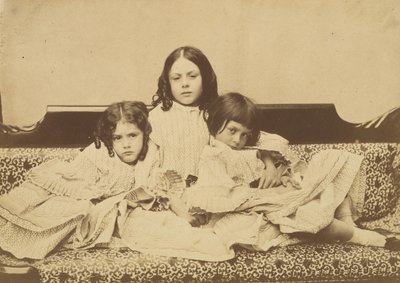 Edith, Ina og Alice Liddell på en sofa, sommer 1858. af Lewis Carroll