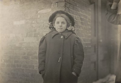 Mery Horn, en pukkelrygget tilstand forværret af den tunge ladning papirer, hun bar. Hartford, Connecticut, marts 1909 af Lewis Hine