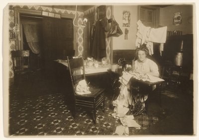 [Hjemmearbejde (Kvinde ved symaskine)] af Lewis W. Hine